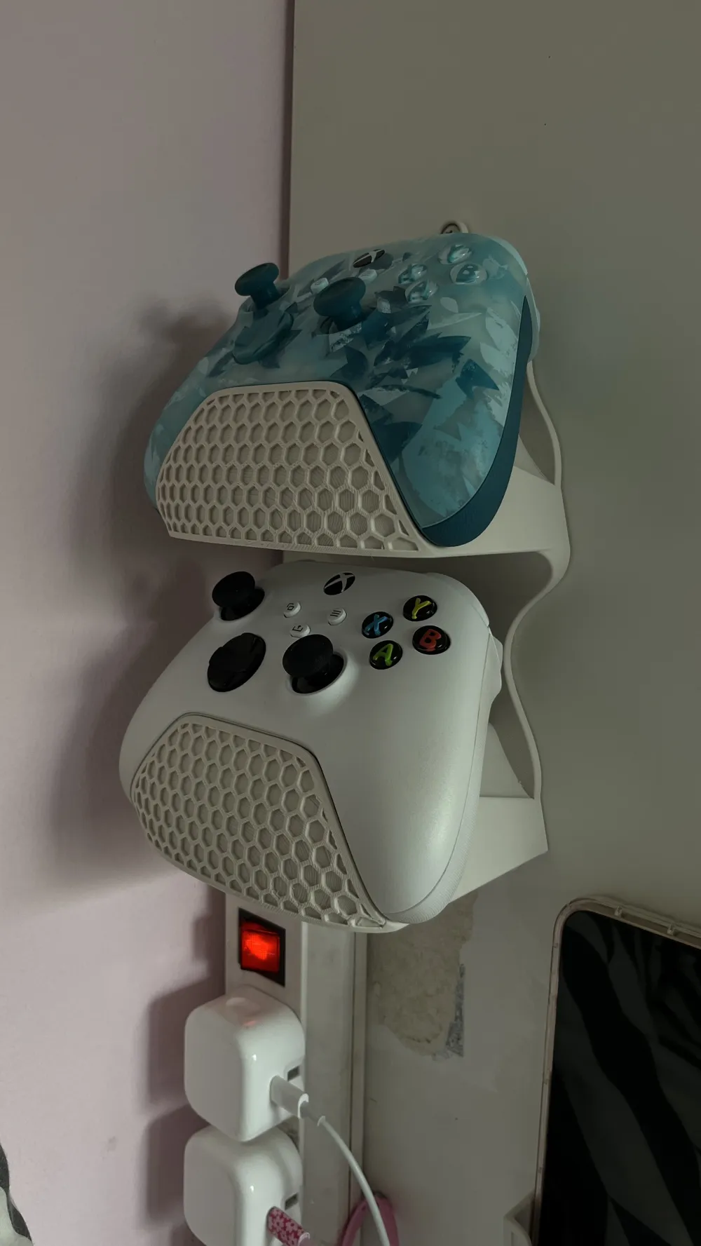 پایه نگهدارنده دسته بازی دوگانه Xbox طرح لانه زنبوری